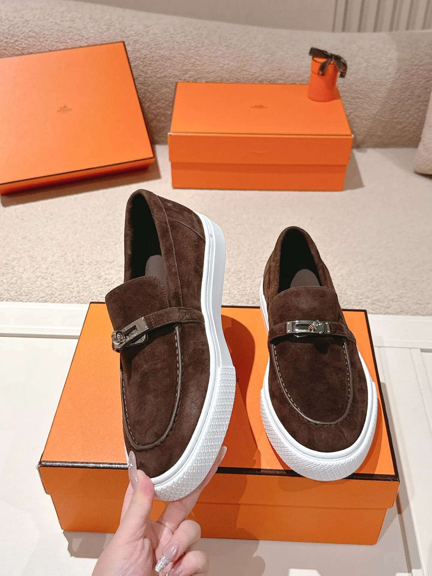 Men's shoes 💰640💰 Hermes# New Kelly buckle thick-soled loafers. Upper: cowhide/suede material. Lining: sheepskin lining. Outsole: exclusive molded outsole. Size: women's size 35-40, men's size 39-45 (female 41/male 46 customized, non-refundable)